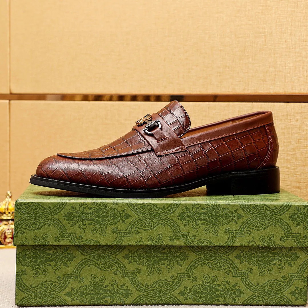 Men's shoes 💰442 💐 Product trademark: GUCCI "Gucci" casual leather shoes Regular size: 38-44 (45.46🉑️customized) Product materials: Selected imported first-layer calfskin embossed upper + luxury hardware buckle, imported water-dyed cow leather lining. Strong three-dimensional visual effect, combined outsole Color: 2⃣️colors available